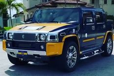 tuneo su hummer con el escudo y los colores de boca juniors
