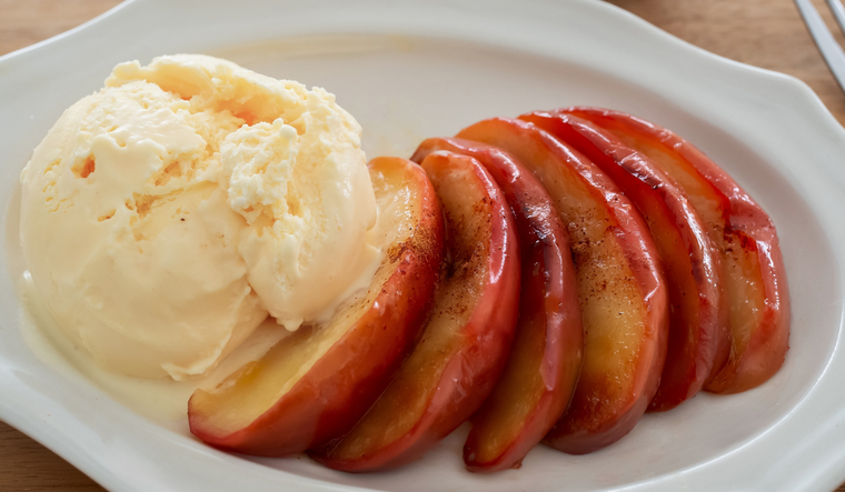 Podés cortar las manzanas en láminas y combinarlas con helado, una delicia de verano Podés cortar las manzanas en láminas y combinarlas con helado, una delicia de verano