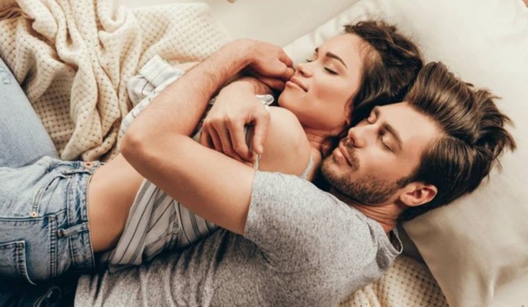 La importancia de tener en cuenta algunos tips para dormir en pareja (Shutterstock).