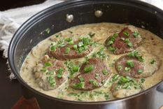 Admira los medallones de lomo suaves y deliciosos acompañados de una salsa crema con verdeo y hongos ¡la perdición!