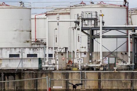 la produccion de petroleo registro la mayor caida de la historia debido a la guerra en medio oriente la produccion de petroleo registro la mayor caida de la historia debido a la guerra en medio oriente