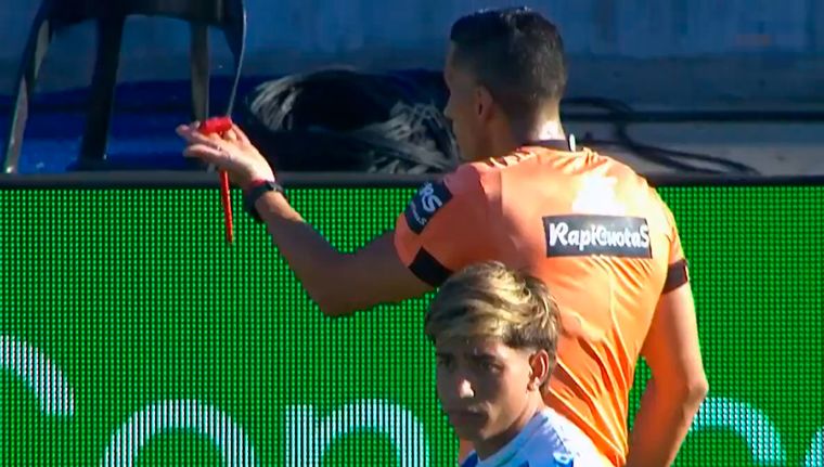 A Yael Falcón Pérez le arrojaron un martillo desde las gradas.