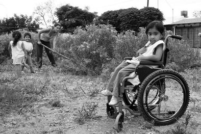 MDZol | Esta niña en silla de ruedas acompañaba a sus padres, quienes loteaban el terreno. Foto: Gerardo Gómez /MDZ