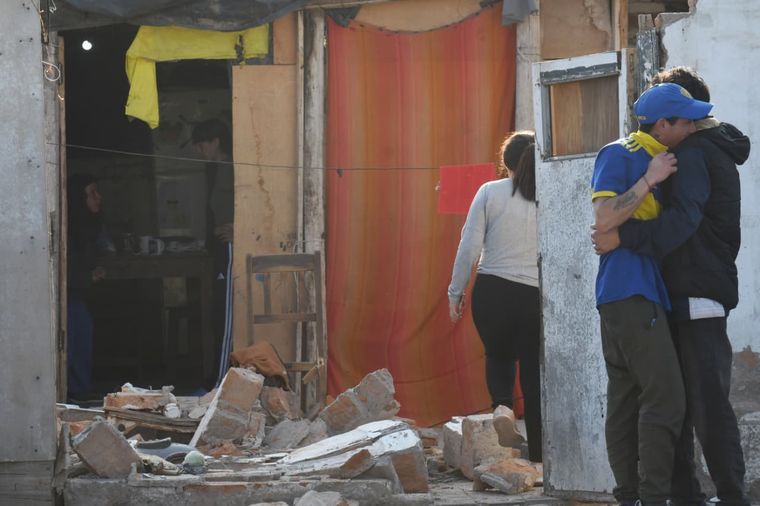 El abrazo del padre de Melody y un familiar, en medio del dolor por la muerte de la niña. 