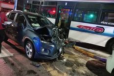 Un auto y un colectivo protagonizaron un brutal choque en el barrio porteño de Villa Urquiza Foto: NA