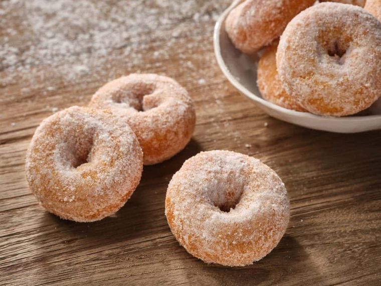 Una receta fácil para que hagas tus propias rosquitas fritas. Una receta fácil para que hagas tus propias rosquitas fritas.