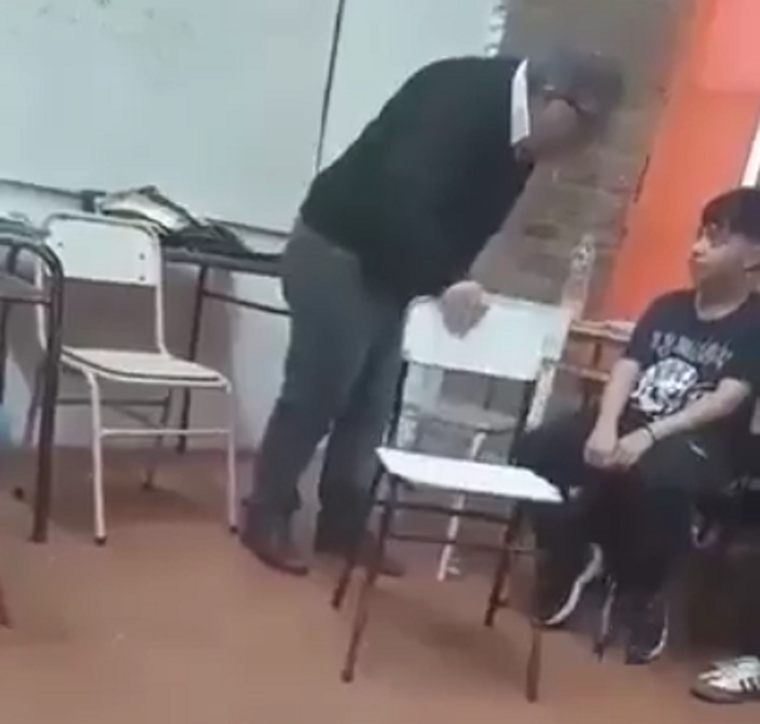 Un video se difundió en las redes sociales mostrando al docente agrediendo verbal y físicamente a sus alumnos dentro del aula Foto: Captura video