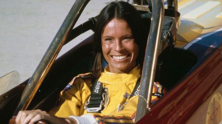 La piloto de carreras y doble de acción Kitty ONeil en su coche de carreras Rocket Kat antes de establecer un récord mundial de velocidad terrestre, Palmdale, California, 7 de julio de 1977.