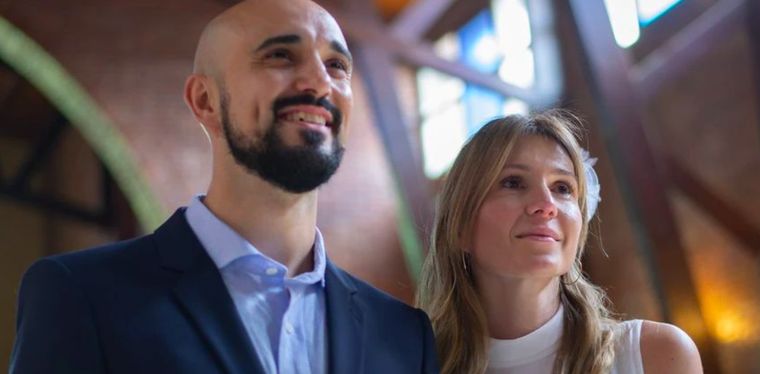 Abel Pintos y Mora Calabrese se casaron por iglesia en una ceremonia íntima. Foto: Foto: Camila Cammarata