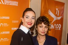 Natalia Oreiro y Dolores Fonzi se dieron un sentido abrazo en la alfombra roja. Foto: Gentileza Prensa Cóndor de Plata Natalia Oreiro y Dolores Fonzi se dieron un sentido abrazo en la alfombra roja. Foto: Gentileza Prensa Cóndor de Plata