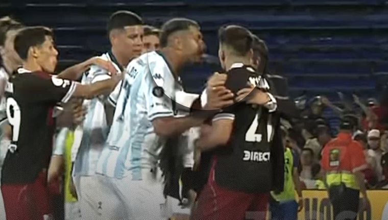 Adrián Balboa escupió al Huevo Acuña tras finalizar el partido.