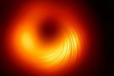 La imagen muestra los chorros de luz que escapan del agujero negro en el centro de la galaxia M87. Foto: EHT COLLABORATION