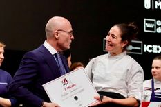 María Claudia Covarrubias recibiendo la distinción Foto: Instagram @mccovarrubias