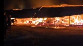 Bomberos trabajaron arduamente para controlar el incendio. Bomberos trabajaron arduamente para controlar el incendio.