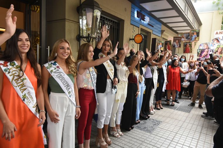 Las reinas llegando al hotel Fuentemayor. Foto: Alfredo Ponce - MDZ