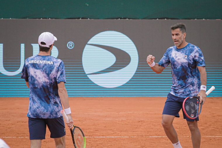 González y Molteni aseguraron el tercer punto y la serie ante Lituania. Foto: AAT
