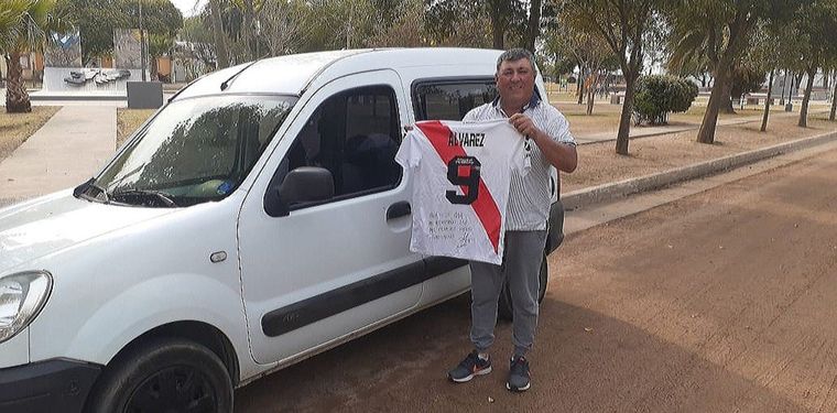 Rafael Varas con el regalo que le hizo Julián Álvarez.