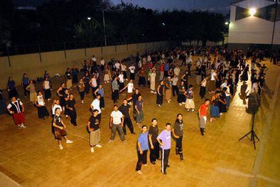 MDZol | Los bailarines practican sus destrezas en el colegio técnico Pablo Nogués esta noche. Foto: Nacho Gaffuri / MDZ
