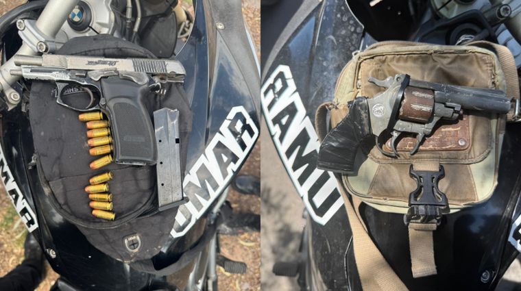 Las armas secuestradas durante los operativos en Luján de Cuyo y Godoy Cruz.