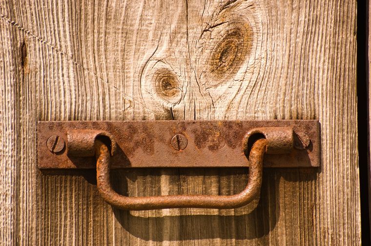 HERRAJES LAS ESTRUCTURAS METÁLICAS PUEDEN OXIDARSE POR EL EXCESO DE HUMEDAD Foto: SHUTTERSTOCK