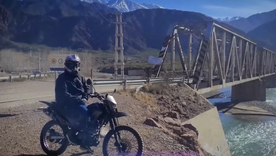 La historia del “puente de Anderson” mezcla motos, redes sociales y una confusión que llegó incluso a algunos medios. La historia del “puente de Anderson” mezcla motos, redes sociales y una confusión que llegó incluso a algunos medios.