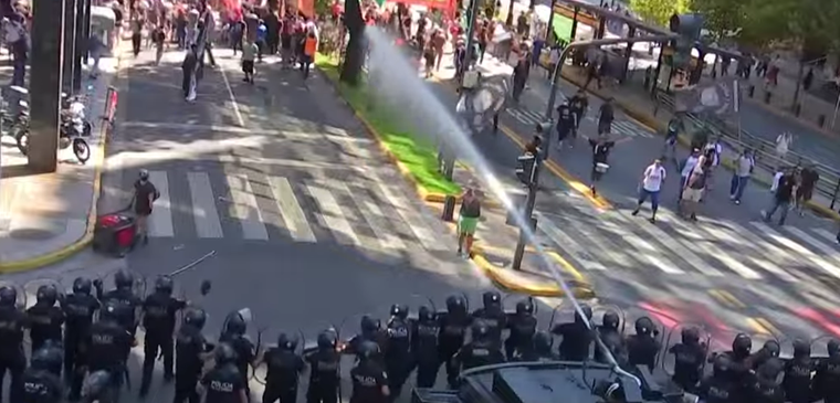 El avance de la Policía en la marcha frente a la Secretaría de Trabajo de los empleados de la fábrica FATE. El avance de la Policía en la marcha frente a la Secretaría de Trabajo de los empleados de la fábrica FATE.