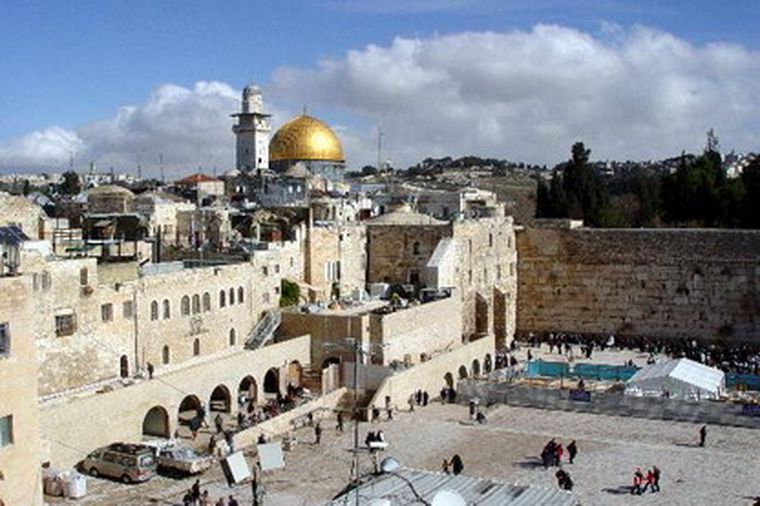 Desde el Monte Sión, se ve la Mezquita árabe y el Muro de los Lamentos.