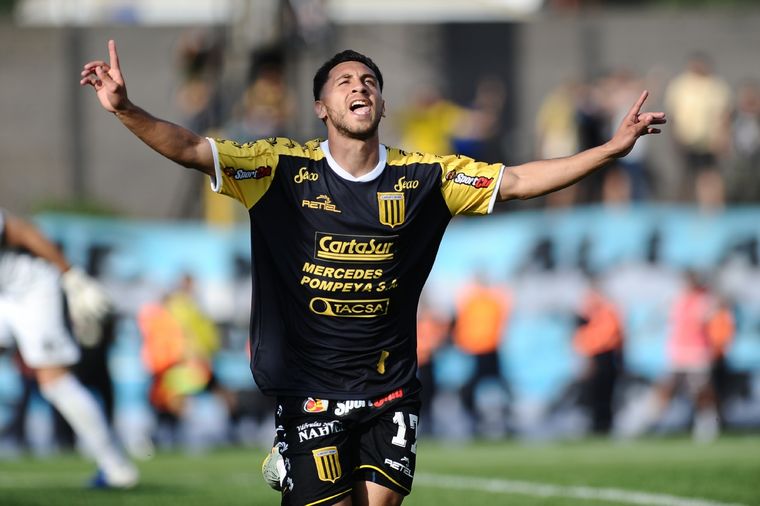 Almirante Brown es el otro finalista que busca el ascenso Foto: Télam