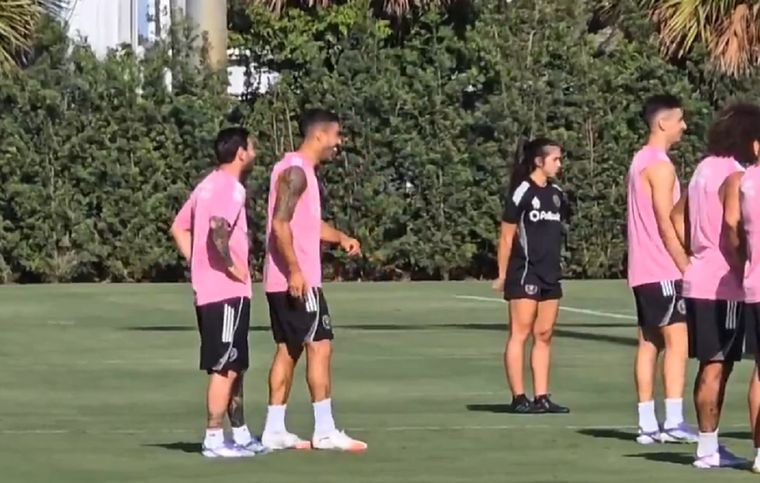 El astro rosarino dejó atrás las prácticas diferenciadas y trabajó a la par de sus compañeros.