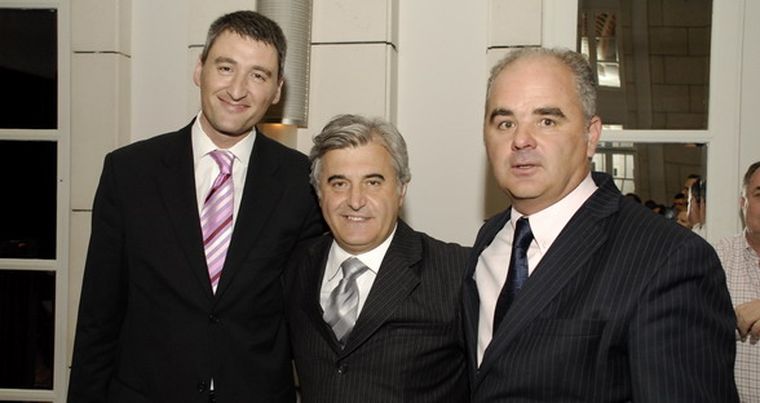 El flamante gerente, Antonio Alvarez, el ministro de Turismo y Cultura, Pedro Marabini y Carl Emberson, durante el cóctel de despedida. Foto: Nacho Gaffuri / MDZ