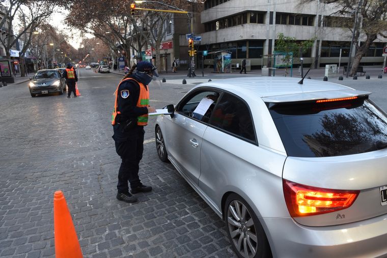 La policía hacía los controles para que se cumpla el aislamiento. De allí surgieron más de 6200 causas judiciales. Foto: ALF PONCE MERCADO / MDZ