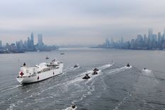 Un buque hospital con capacidad para alojar a 1.000 pacientes llegó este lunes a Nueva York.