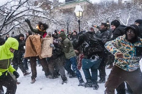 Incidentes en Nueva York: batalla de bolas de nieve dejó policías heridos y un detenido. Incidentes en Nueva York: batalla de bolas de nieve dejó policías heridos y un detenido.