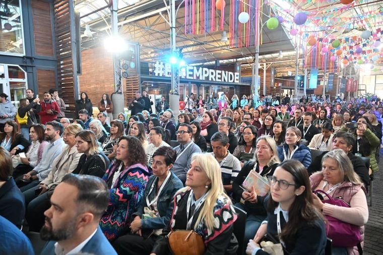 Las exposiciones del Festival Internacional de Innovación Educativa reunen a más de 1200 docentes. Las exposiciones del Festival Internacional de Innovación Educativa reunen a más de 1200 docentes.