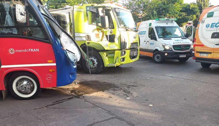La escena del choque entre el colectivo y la autobomba de los BVGC en Godoy Cruz.&nbsp;