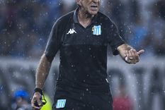 Gustavo Costas dirigió bajo la lluvia, pero disfrutó de una goleada de su equipo. Foto: @RacingClub Gustavo Costas dirigió bajo la lluvia, pero disfrutó de una goleada de su equipo. Foto: @RacingClub
