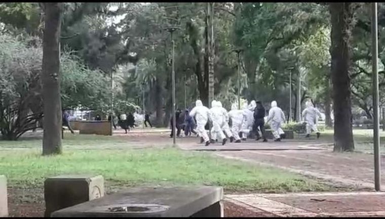 El momento en que los policías comienzan a perseguir a los que violaban la cuarentena en una plaza