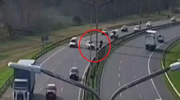El hecho quedó registrado por las cámaras de seguridad de la autopista Foto: captura video