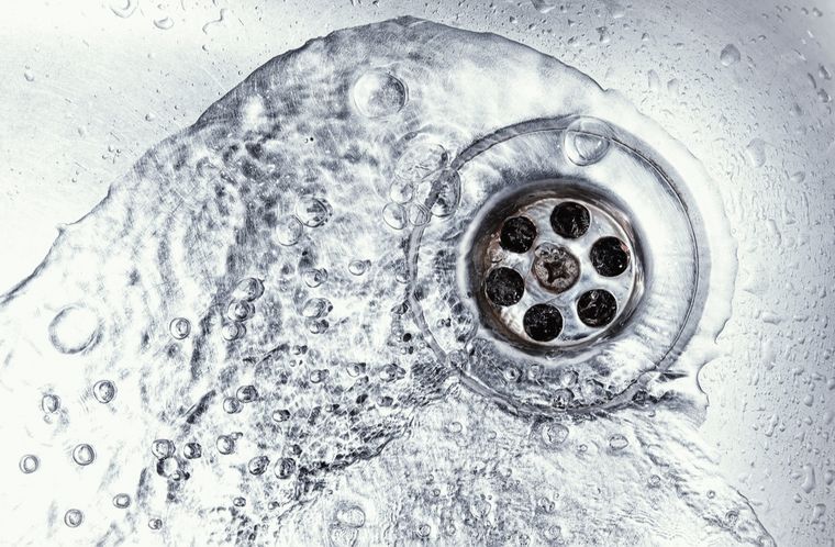 Un mantenimiento casero del desagüe evita obstrucciones y prolonga la vida útil de los caños.