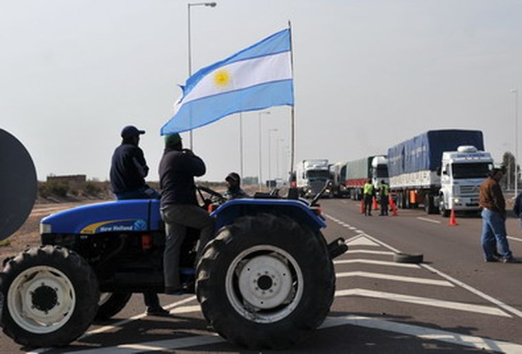 Corte sobre la Ruta 7 realizado por los productores de Rivadavia. Foto: Pachy Reynoso/ MDZ