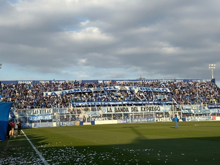 Antes de que empiece el partido ante Maipú, los hinchas del Tomba le pusieron todo el color al Gambarte.