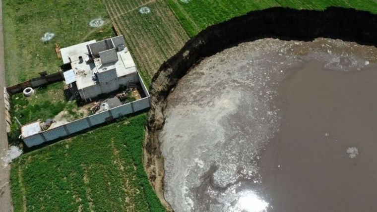 El agujero se sigue expandiendo y amenaza con tragarse una casa cercana. Foto: GETTY IMAGES