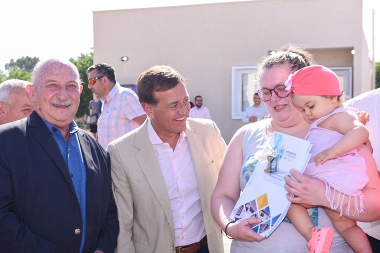 Suarez en la entrega de casas en Rivadavia Foto: Prensa Gobierno de Mendoza