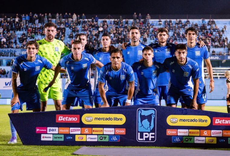 El 11 inicial de Estudiantes de Río Cuarto en el partido contra Barracas Central, que detonó un escándalo increíble para la Liga Profesional.
