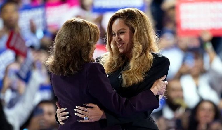 Kamala y Beyoncé, durante la campaña electoral. Foto: Efe.