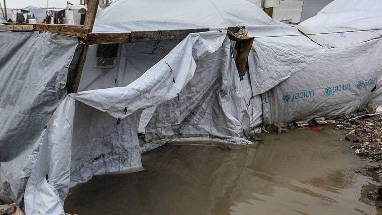 Muchas familias intentan reparar como pueden las tiendas de campaña colapsadas por la lluvia.