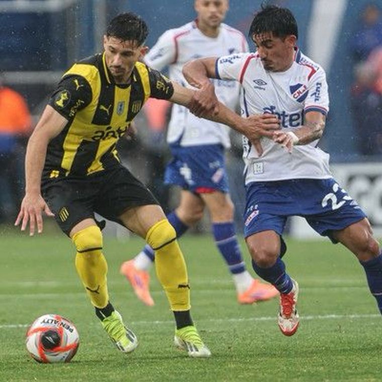 Maxi Silvera jugando un clásico uruguayo con la camiseta de Peñarol. Ahora lo hará vistiendo los colores de Nacional, su eterno rival. Maxi Silvera jugando un clásico uruguayo con la camiseta de Peñarol. Ahora lo hará vistiendo los colores de Nacional, su eterno rival.