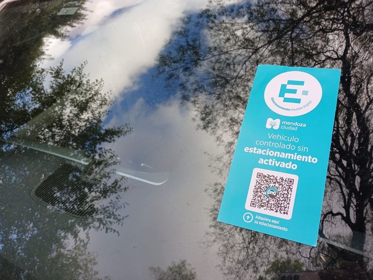 Agentes municipales colocan stickers de advertencia en los vehículos sin la aplicación activada. Foto: MDZ