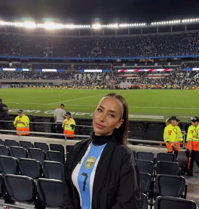 Tamara Benitez fue señalada por los usuarios de redes como la supuesta tercera en discordia por el uso de la camiseta 7. Tamara Benitez fue señalada por los usuarios de redes como la supuesta tercera en discordia por el uso de la camiseta 7.