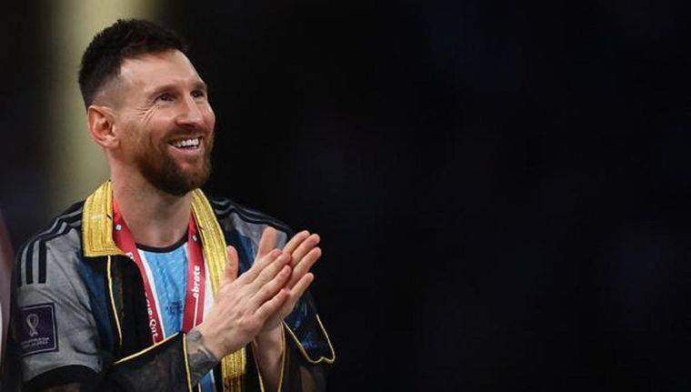 Messi se frota las manos antes de tomar con sus manos la Copa del Mundo, la noche en que “completó” el juego Foto: EFE